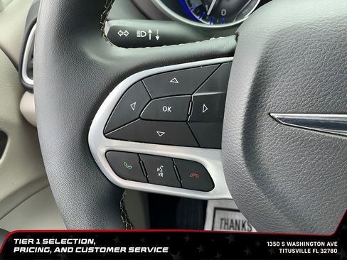 Used 2023 Chrysler Pacifica Touring-L FWD image 28