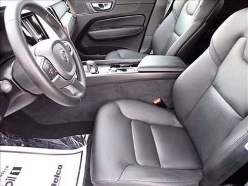 Used 2022 Volvo XC60 B5 Momentum image 14