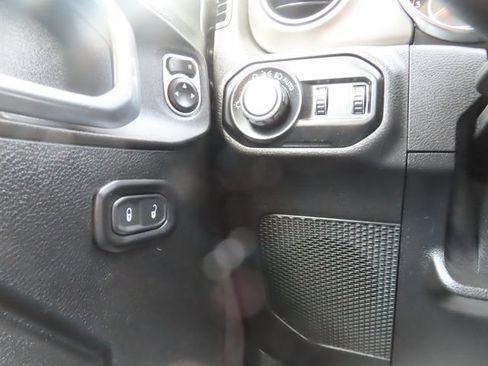 Used 2019 Jeep Wrangler Unlimited Sport S AWD/4WD image 32