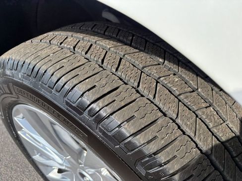 Used 2023 Cadillac Escalade Premium Luxury image 17