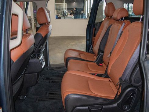 Used 2025 Kia Carnival SX Prestige image 16