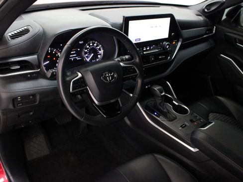 Used 2023 Toyota Highlander XSE FWD image 13