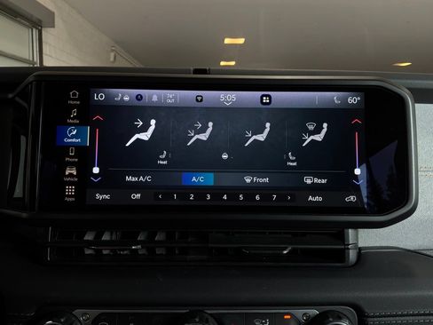 Used 2025 Jeep Wrangler Unlimited Sahara AWD/4WD image 29