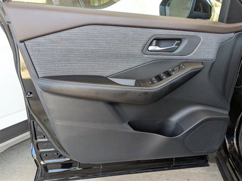 Used 2023 Nissan Rogue SV image 17