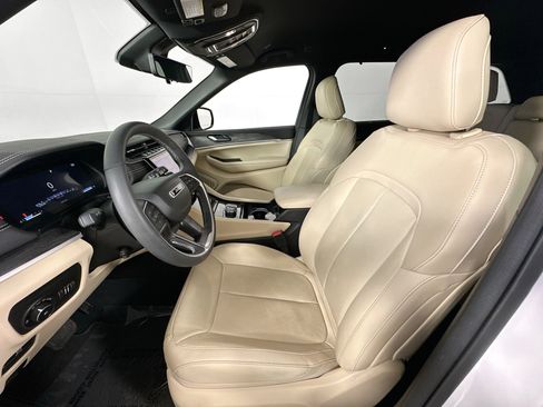 Used 2023 Jeep Grand Cherokee Limited w/ Luxury Tech Group II image 22