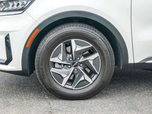 Certified 2023 Kia Sorento EX w/ Panoramic Sunroof Package FWD image 9