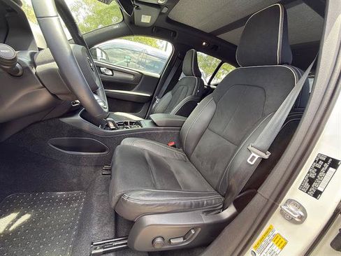 Used 2022 Volvo XC40 T4 R-Design w/ Advanced Package FWD image 5