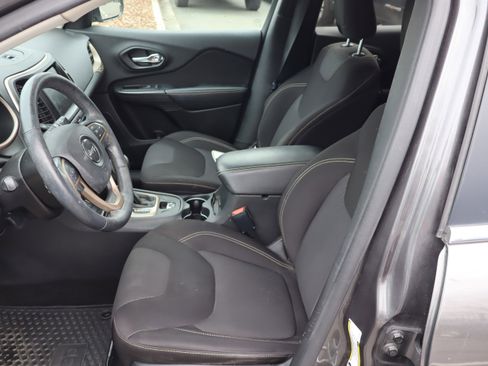 Used 2015 Jeep Cherokee Latitude w/ Cold Weather Group image 16