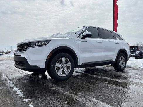 Used 2023 Kia Sorento LX image 3