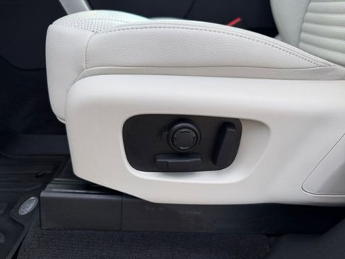 Certified 2025 Land Rover Discovery S AWD/4WD image 11