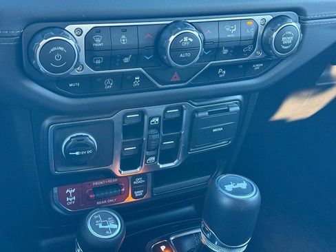 Used 2025 Jeep Wrangler Unlimited Rubicon AWD/4WD image 21