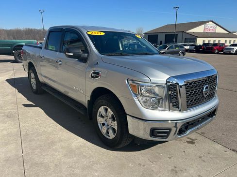 Used 2017 Nissan Titan SV image 3