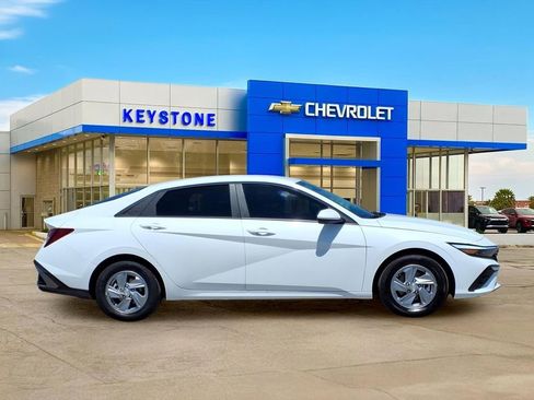 Used 2026 Hyundai Elantra SE FWD image 8