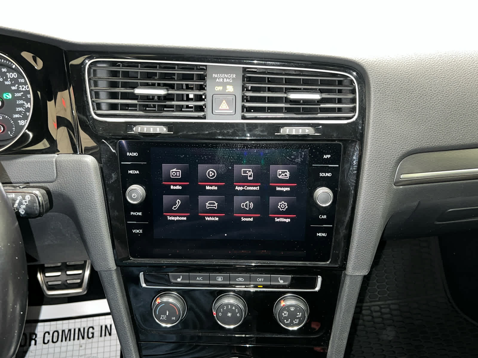 Used 2018 Volkswagen GTI SE FWD image 26