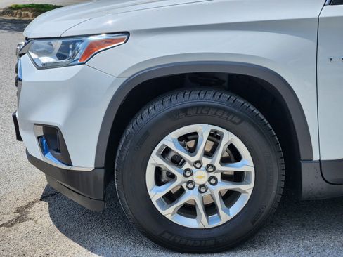 Used 2021 Chevrolet Traverse LT FWD image 25