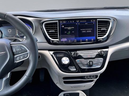 Used 2023 Chrysler Pacifica Touring-L FWD image 6