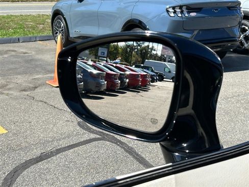 Used 2024 Chrysler Pacifica Touring-L image 38