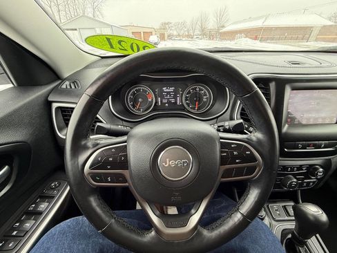 Used 2021 Jeep Cherokee Latitude Plus image 14