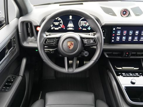 Used 2025 Porsche Cayenne GTS AWD/4WD image 33
