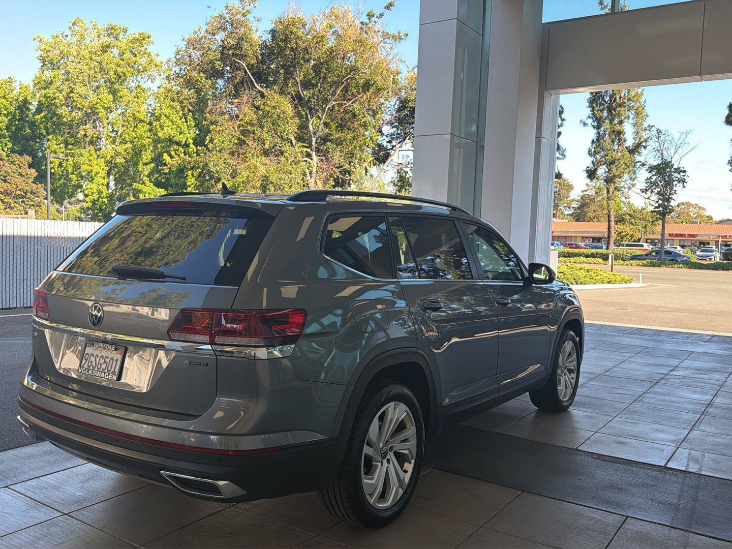 Certified 2023 Volkswagen Atlas SE w/ Panoramic Sunroof Package AWD/4WD image 5