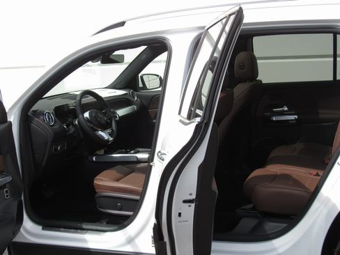 New 2025 Mercedes-Benz GLB 250 4MATIC image 14