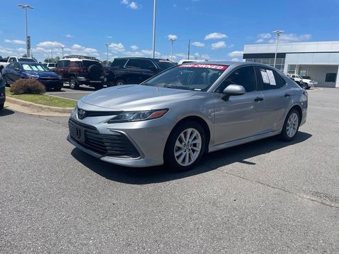 Used 2022 Toyota Camry LE FWD image 3