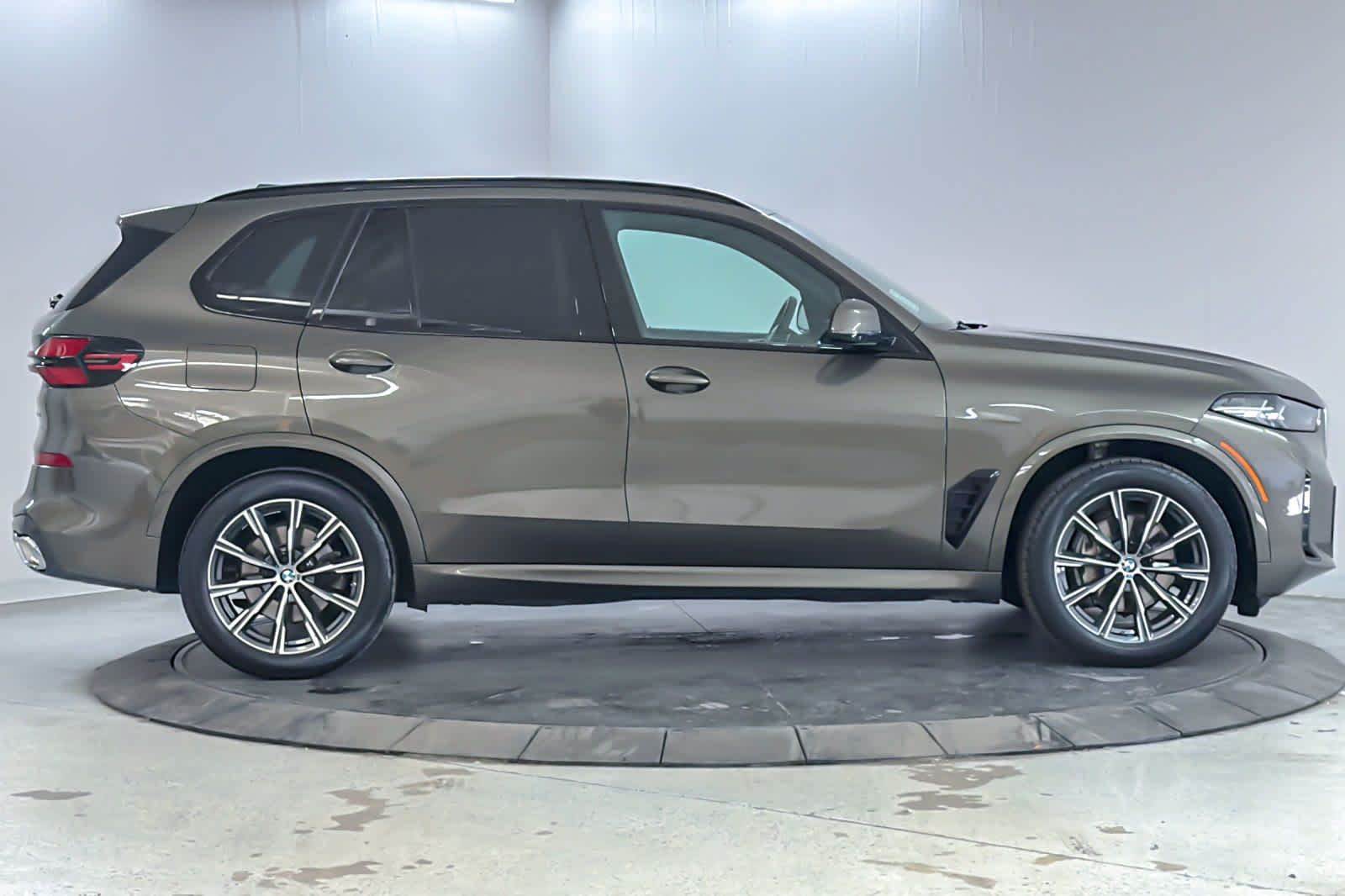 Used 2024 BMW X5 xDrive40i w/ M Sport Package AWD/4WD image 8