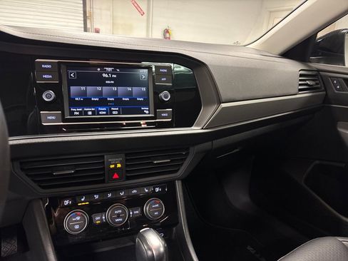 Used 2021 Volkswagen Jetta SE image 33