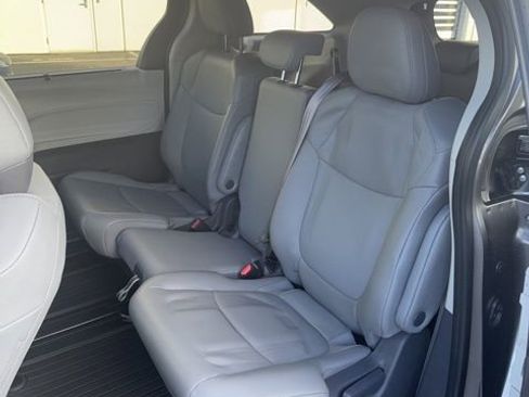 Used 2021 Toyota Sienna XLE image 6