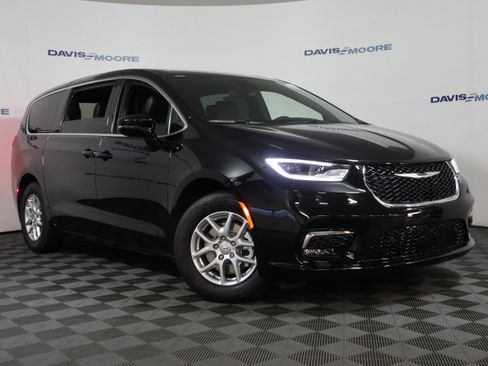 New 2026 Chrysler Pacifica Select image 2