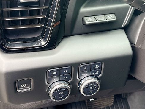 Used 2024 GMC Sierra 1500 AT4 w/ Technology Package AWD/4WD image 10