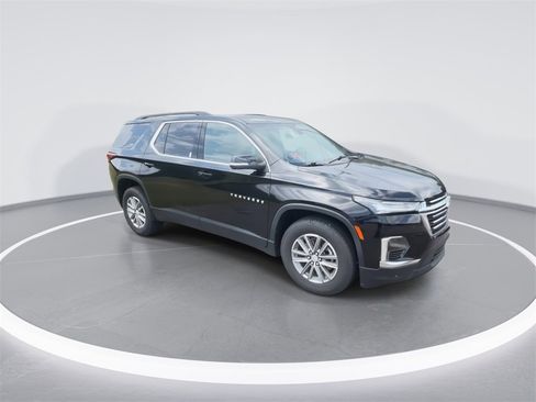 Used 2022 Chevrolet Traverse LT image 2
