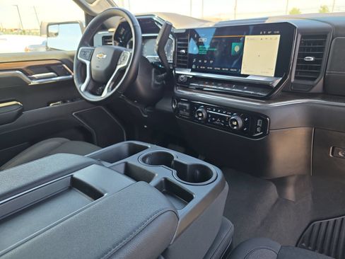Used 2025 Chevrolet Silverado 1500 LT AWD/4WD image 16