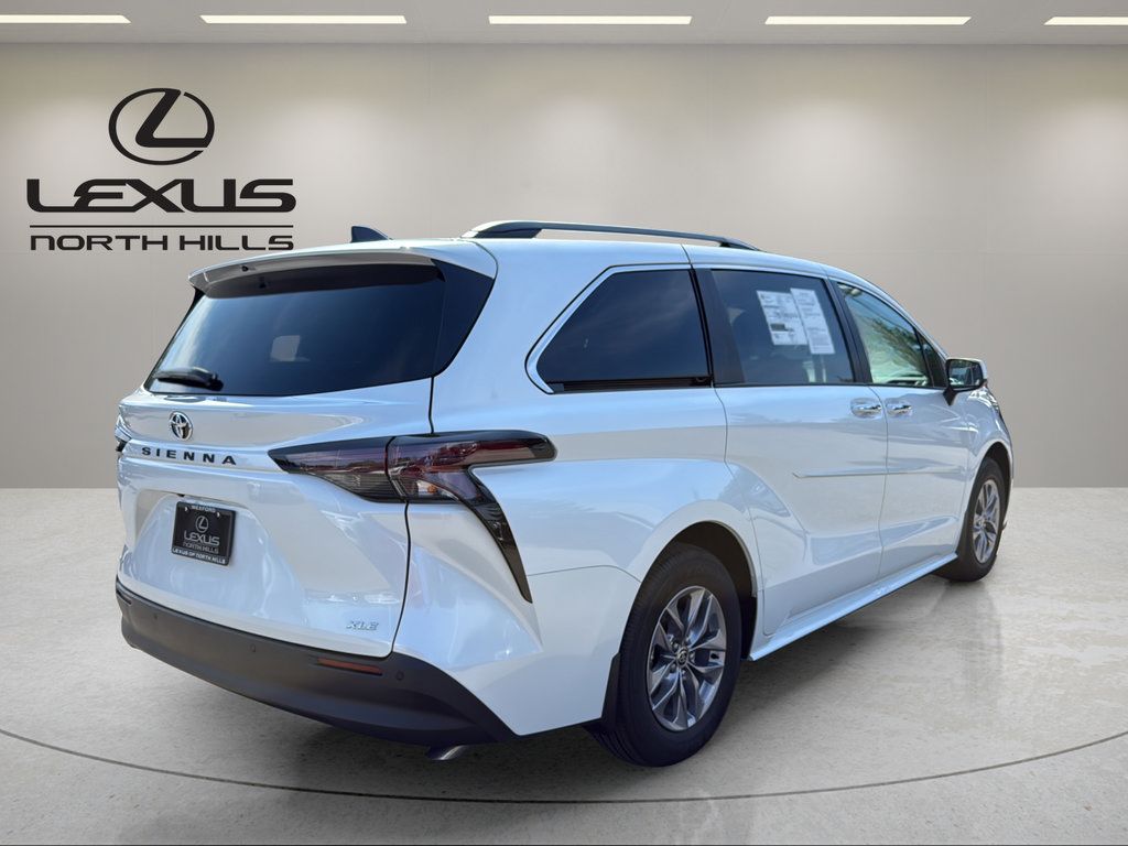 Used 2026 Toyota Sienna XLE FWD image 6