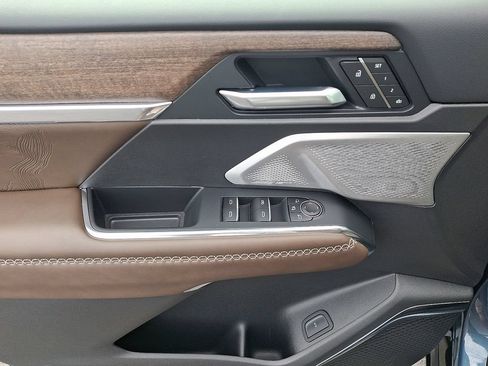 Certified 2026 GMC Acadia Denali Ultimate w/ LPO, Floor Liner Package AWD/4WD image 13