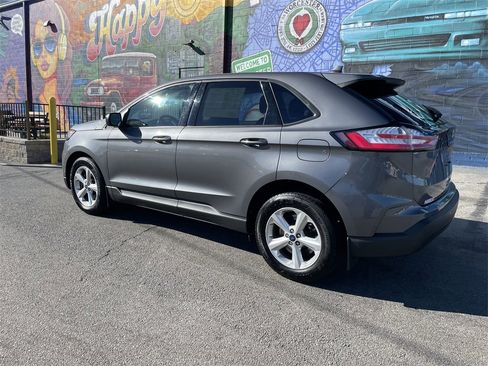 Used 2021 Ford Edge SE image 3