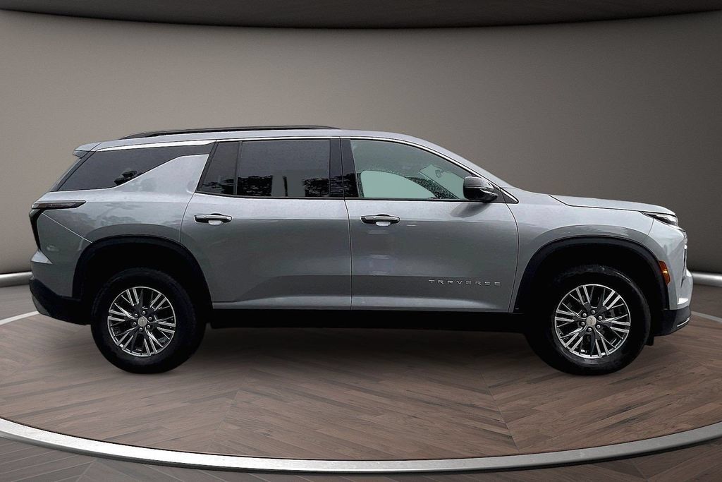 Used 2024 Chevrolet Traverse LT AWD/4WD image 9
