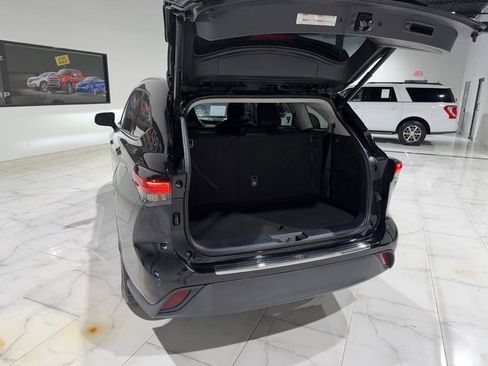 Used 2022 Toyota Highlander XLE image 12