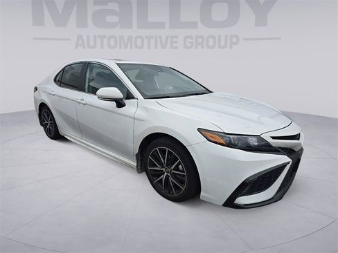 Used 2023 Toyota Camry SE w/ Convenience Package image 2