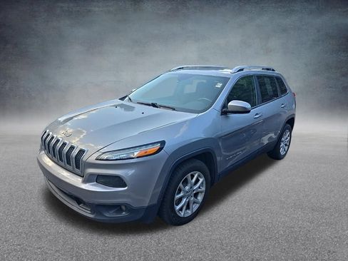 Used 2017 Jeep Cherokee Latitude FWD image 4