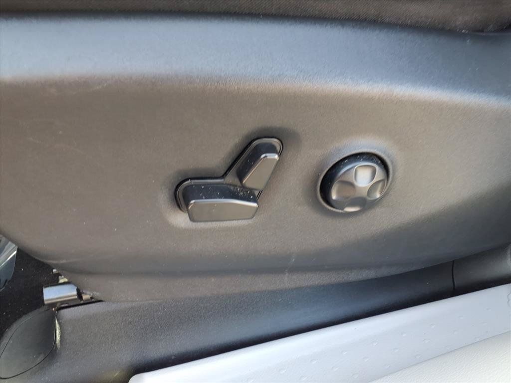 Used 2024 Chrysler Pacifica Touring-L FWD image 24