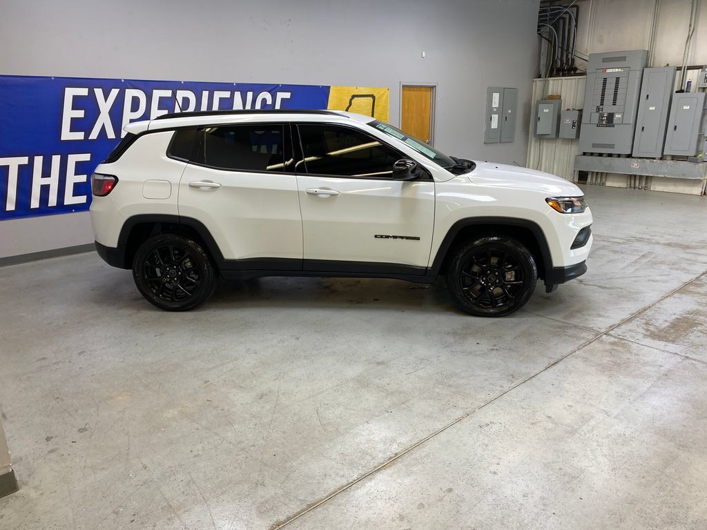 Used 2026 Jeep Compass Latitude AWD/4WD image 8