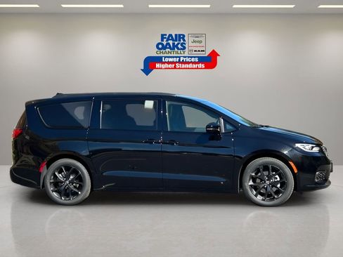 New 2026 Chrysler Pacifica Limited w/ Uconnect Theater Family Group image 7