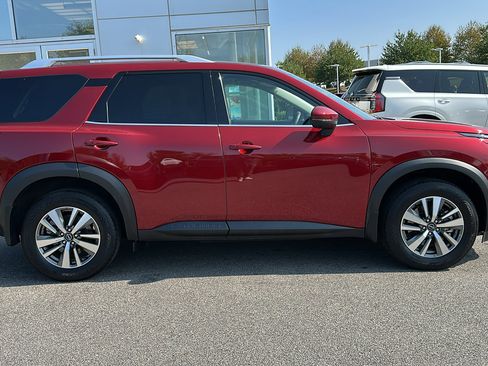 Certified 2025 Nissan Pathfinder SL image 27