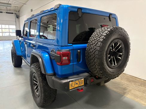 Used 2024 Jeep Wrangler Unlimited Rubicon AWD/4WD image 3
