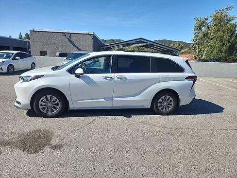 Used 2022 Toyota Sienna XLE FWD image 2