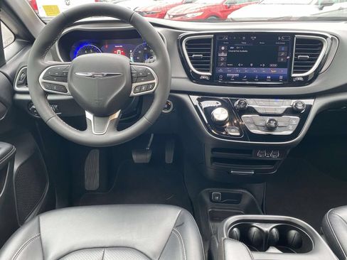 Used 2025 Chrysler Pacifica Select FWD image 10