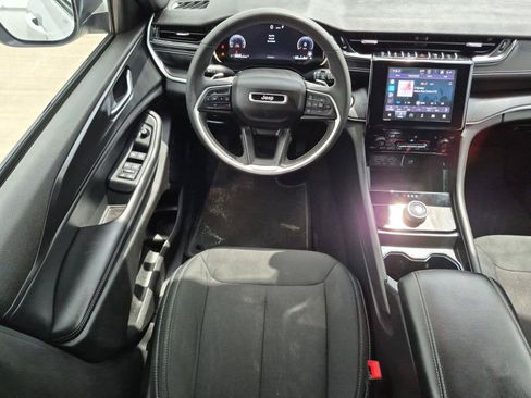 Used 2024 Jeep Grand Cherokee Laredo w/ Luxury Tech Group I AWD/4WD image 13