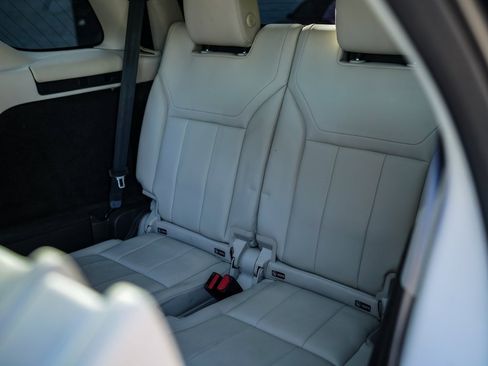 Used 2019 Land Rover Discovery HSE image 25