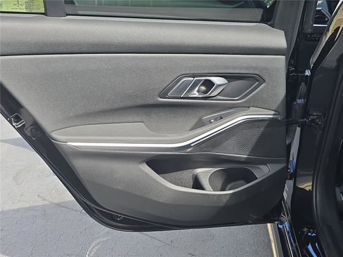 Used 2021 BMW 330i Sedan w/ M Sport Package image 9